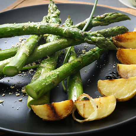 Asperges grillées au cheddar fort, petite salade de champignons marinés