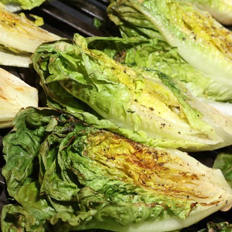 Coeurs de romaine grillés avec vinaigrette aux tomates rôties