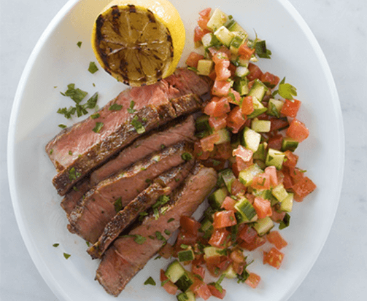 Bifteck marocain avec salade de concombre et de tomate