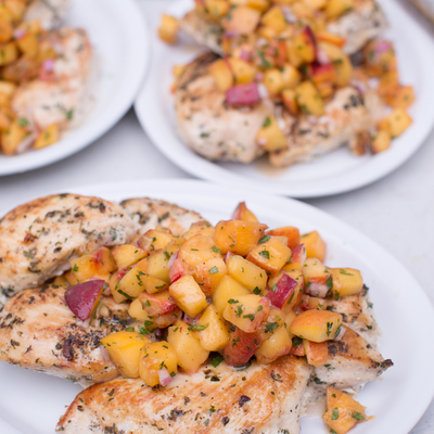 Salade de pêches et de maïs au poulet épicé