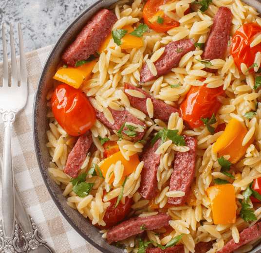 One pot d'orzo aux poivrons et saucisses italiennes