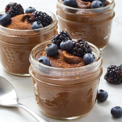 Recette: Pouding à l’avocat, au chocolat et aux petits fruits