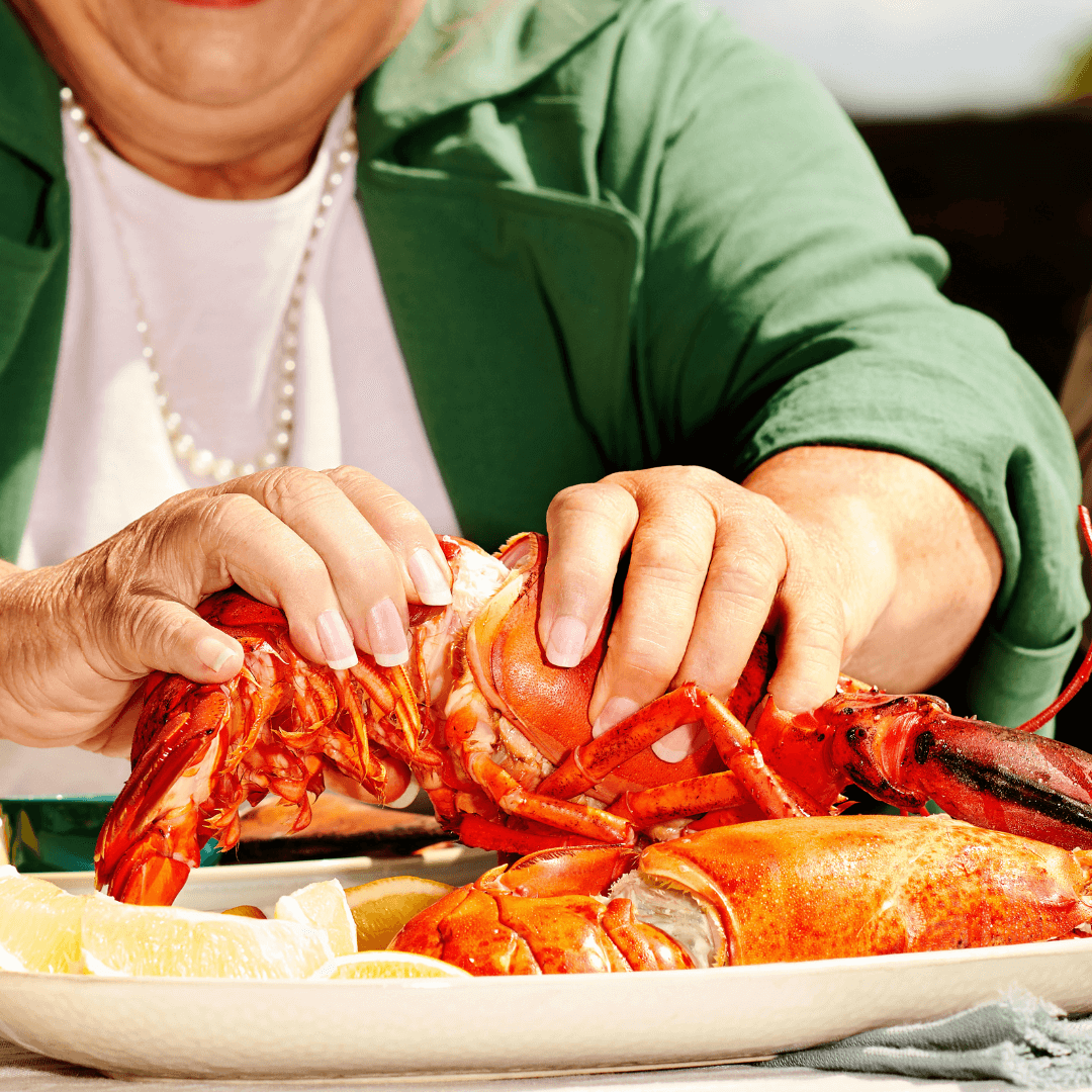 Personne qui manipule un homard