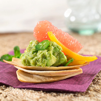 Croustilles de tortilla avec pamplemousse et guacamole