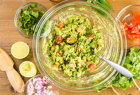 Préparer une guacamole - mélanger les ingrédients