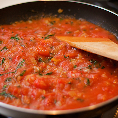 Avocats en sauce tomate