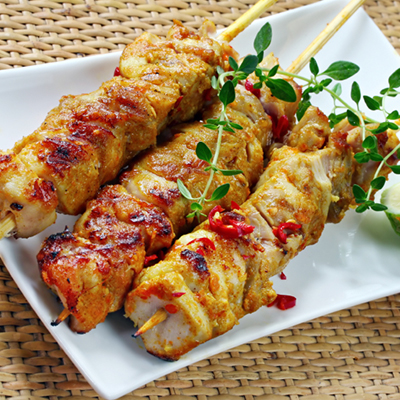 Brochettes de poulet au beurre à l'ail et aux framboises