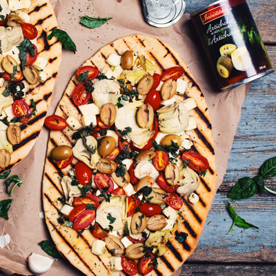 Pizza sur BBQ avec coeur d’artichauts, olives et fromage haloumi