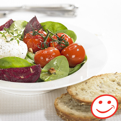 Salade d’épinards, de tomates rôties, betteraves et œufs pochés