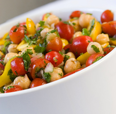 Salade de tomates de serre et de pois chiches