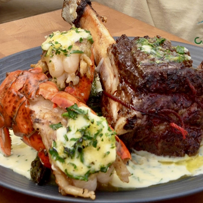 Bouts de côtes de bœuf et queue de homard grillées, avec sauce à la crème à l'ail