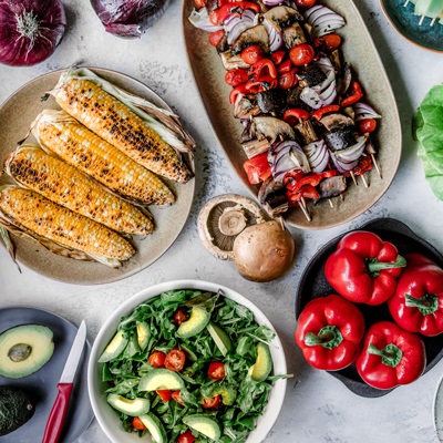 Brochettes de légumes et salade d'été