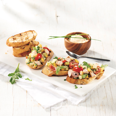 Bruschetta légère à la poitrine de dinde, à la verdure et aux légumes