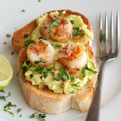 Bruschetta aux pétoncles et à l'avocat