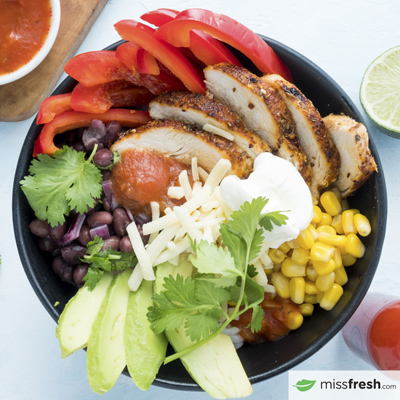 Casserole de burrito au poulet avec haricots noirs et fromage cheddar