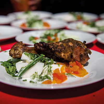 Cuisses de poulet grillées, relish de poivrons, 
concombres et navets japonais épicés