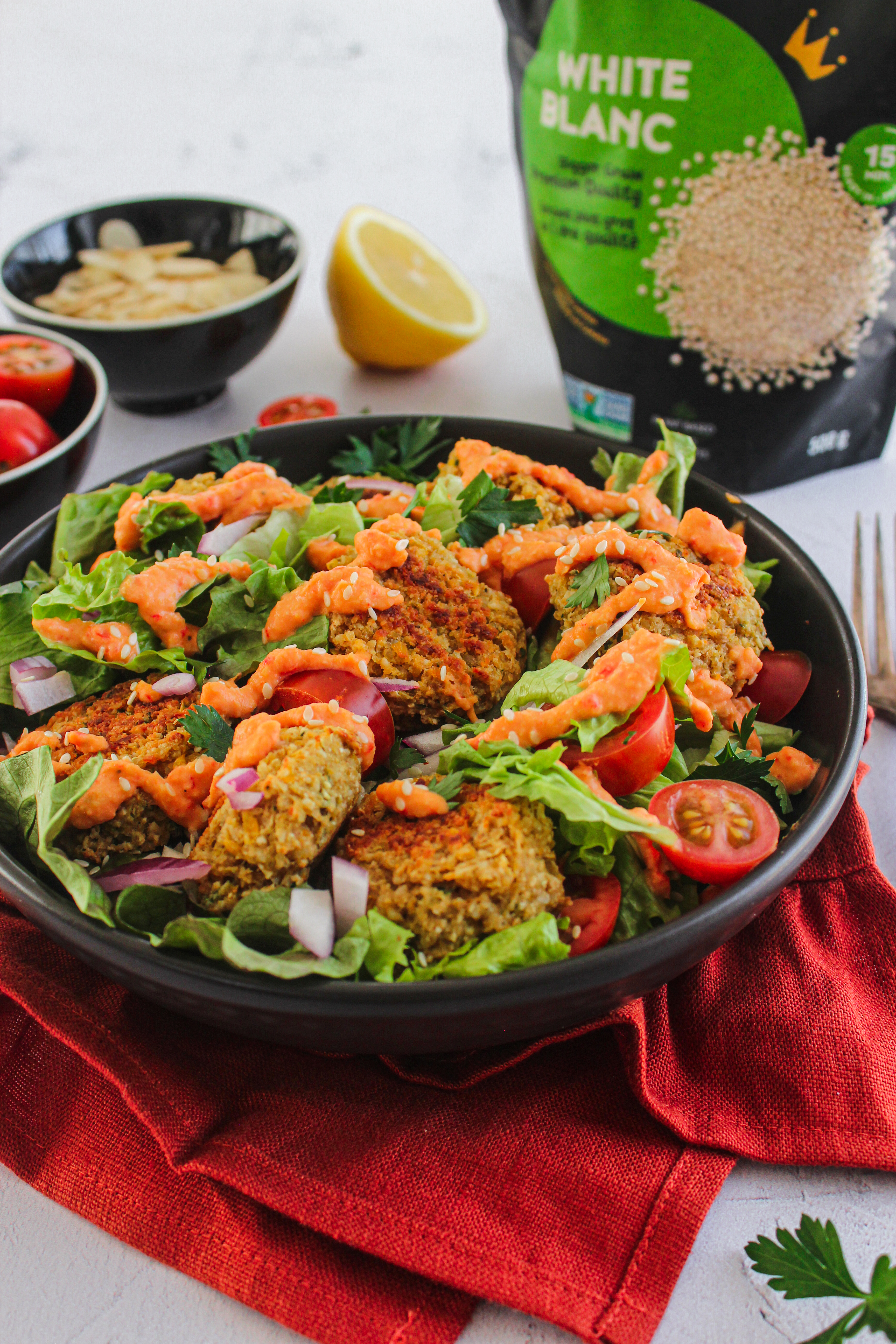 Falafels de quinoa et maïs avec hummus aux poivrons rouges rôtis