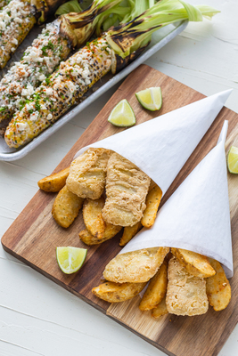 Cornets de fish and chips avec maïs grillé à la mexicaine