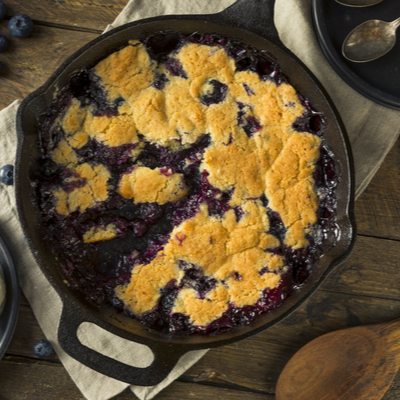 Gâteau poêlé aux bleuets rôtis