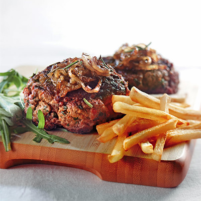 Hamburger steak au pesto et herbes fraîches avec oignons caramélisés