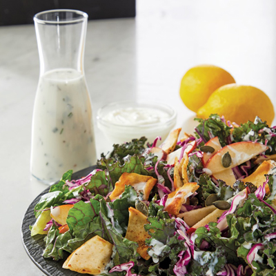 Salade fraîche de chou frisé avec vinaigrette de kéfir aux fines herbes et au citron