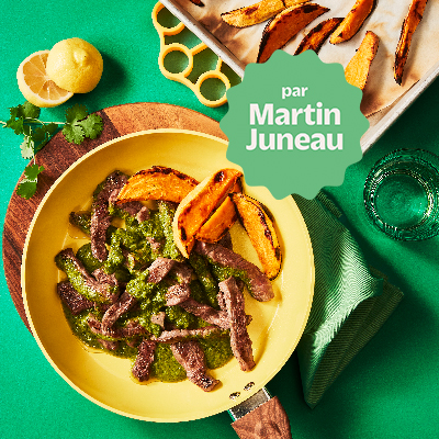 Lanières de bœuf sautées, salsa verde épicée à la coriandre et aux câpres, patates douces sous le gril