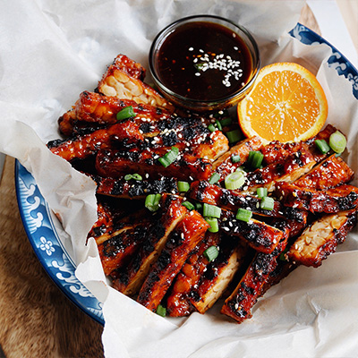 Lanières de tempeh style côtes levées à l'orange et à l'érable