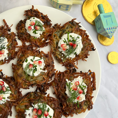 Latkes aux herbes et aux oignons frits au four avec feta fouettée