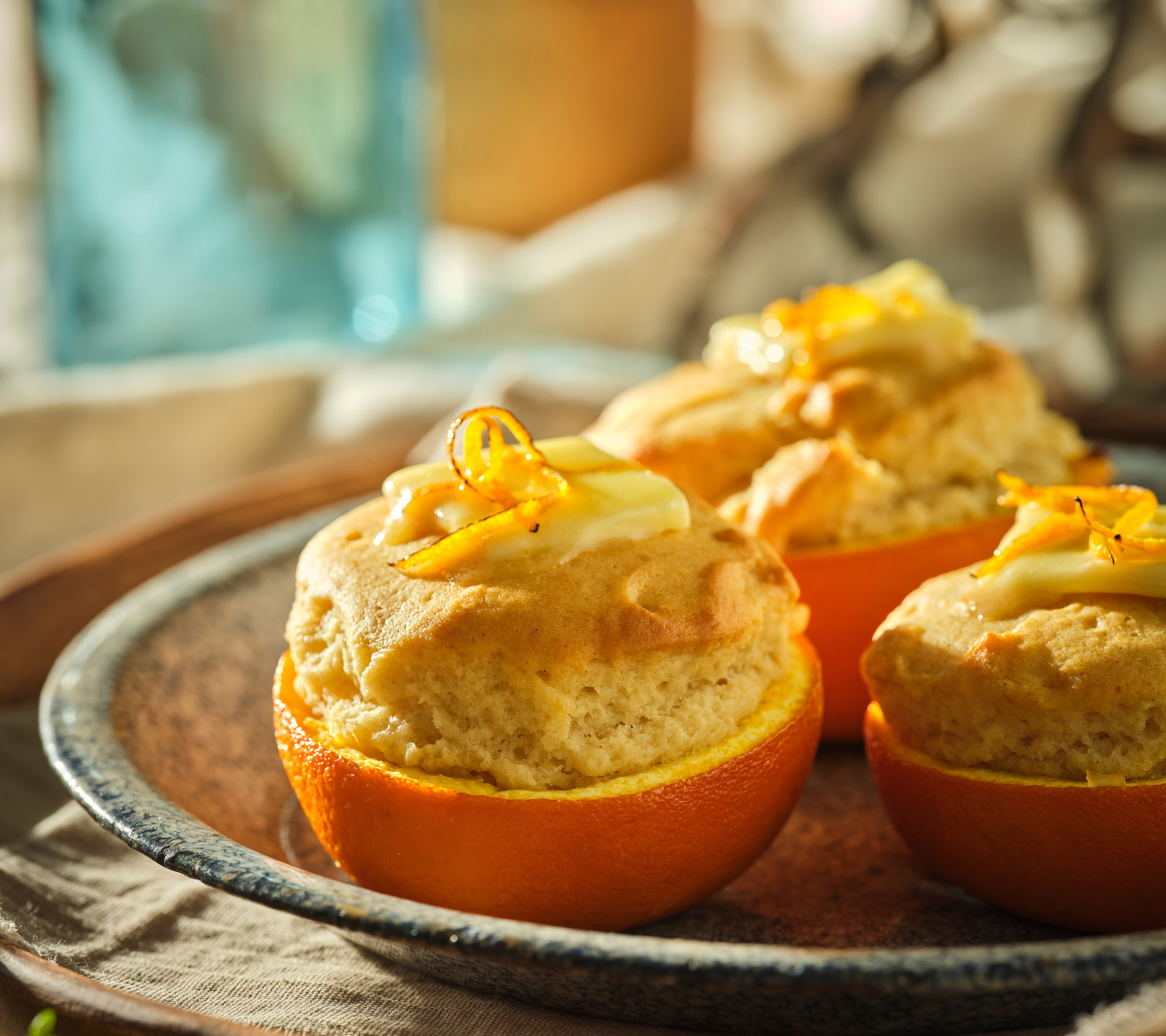 Muffins au babeurre au miel et à l`épeautre cuits à l`orange sur braises