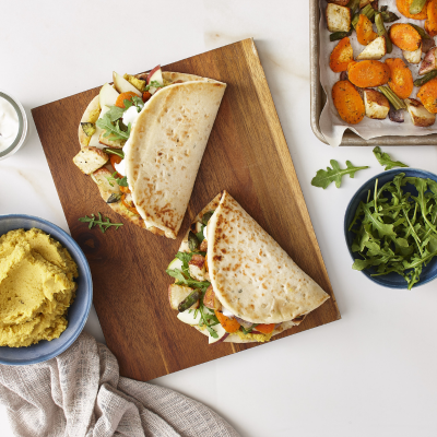 Naan aux légumes rôtis au cari, à la pomme et à la roquette