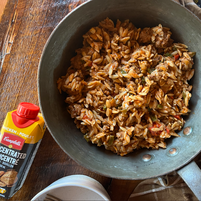 One pot d’orzo aux poivrons et saucisses Italiennes