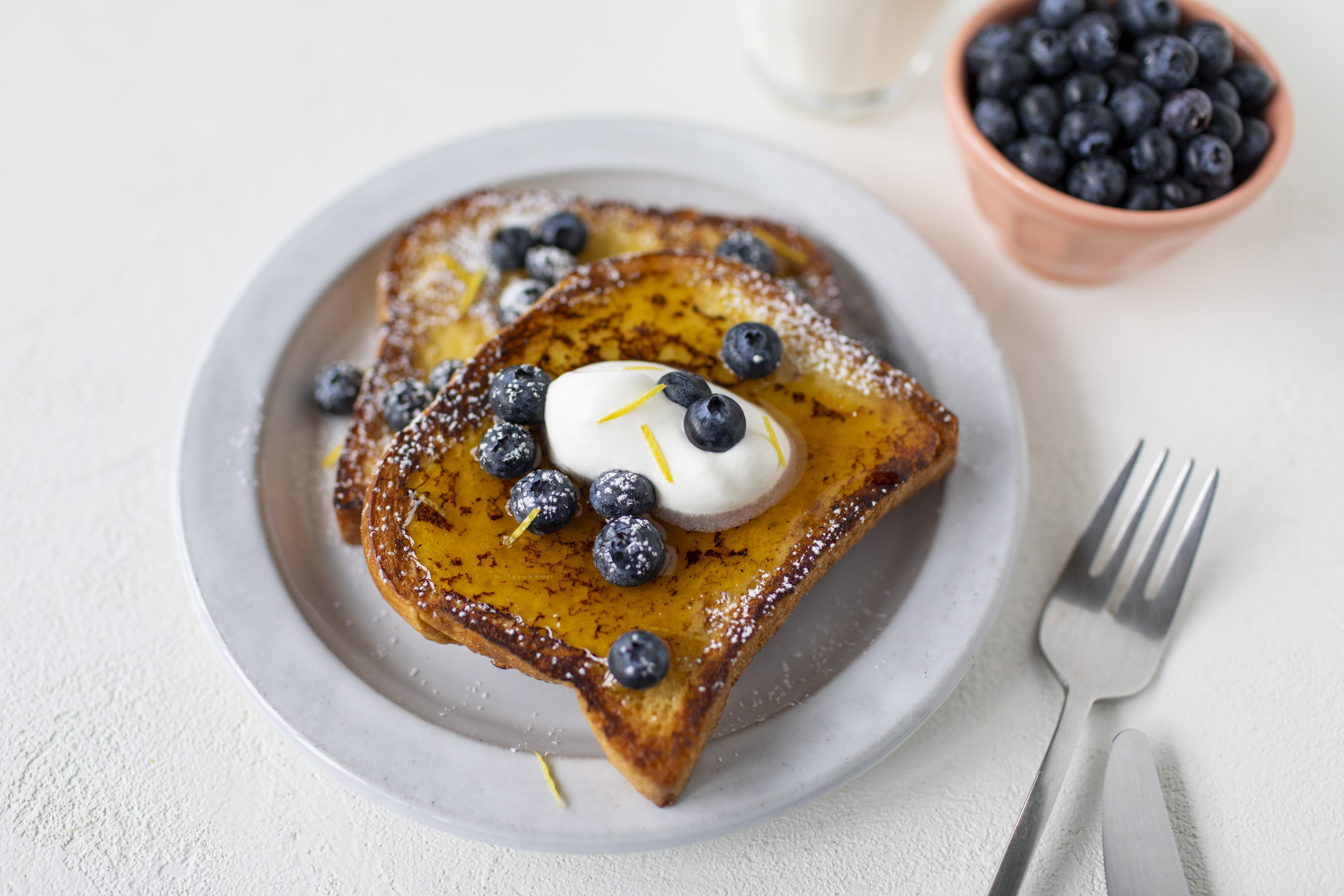 Pain doré à la crème anglaise au citron et aux bleuets