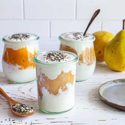 Petits pots de yogourt vanille, compote de saison et super graines