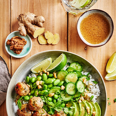 Chicken and green vegetable salad with honey and shallot