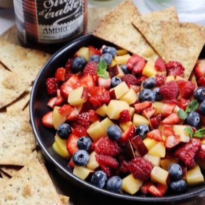 Salsa de fruits d'été et croustilles de tortillas à l'érable