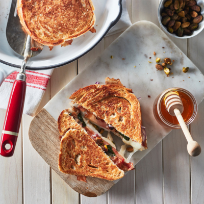 Sandwich au fromage grillé avec Carré blanc au levain Première Moisson