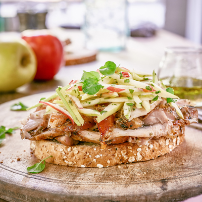 Sandwich ouvert à la porchetta émincée et salade de pommes