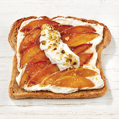 Tartines aux pêches grillées à la vanille, crème à l’érable et pistaches