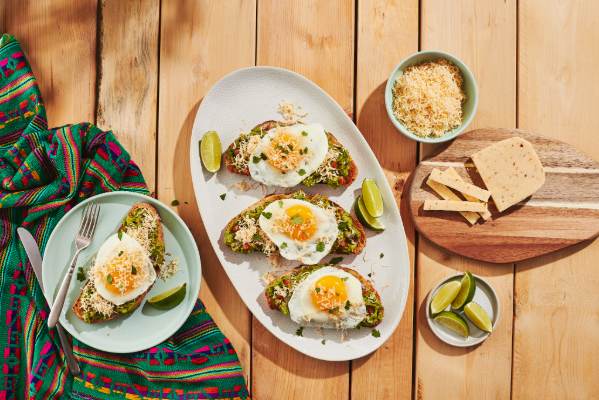 Avocado toast with Lime Salsa Gouda