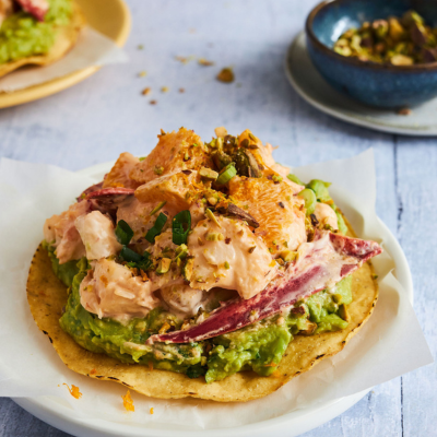 Tostadas de homard et orange, guacamole et mayo épicée